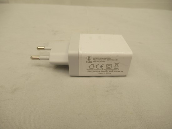 USB-laddare från sidan där märkningen är synlig