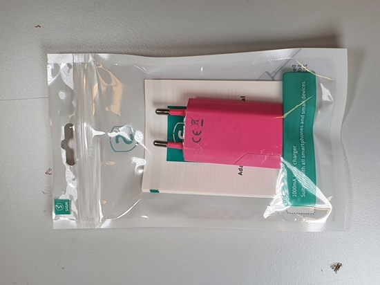 Rosa USB-laddare i förpackning