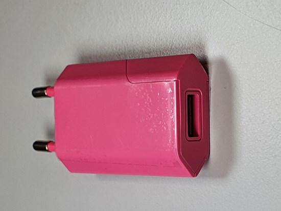 USB-laddare där USB-porten är synlig