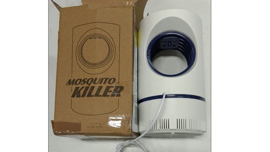 Myggfångare i vit plats och en brun pappförpackning
