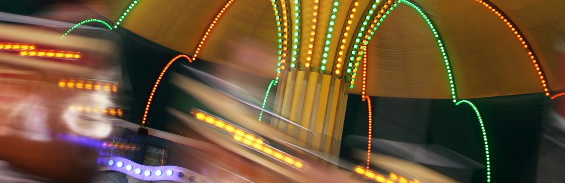 Abstrakt bild av karusell på tivoli.