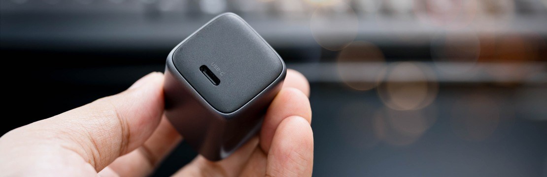 En adapter i en hand.