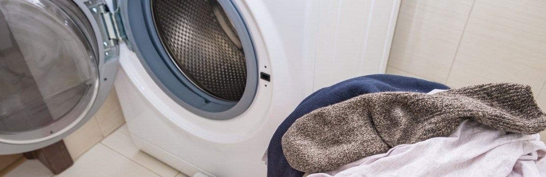 Tvätt framför en tvättmaskin.