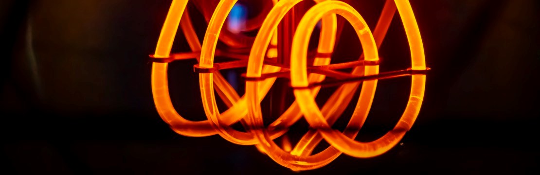 En lampa byggd av en ljusslinga.