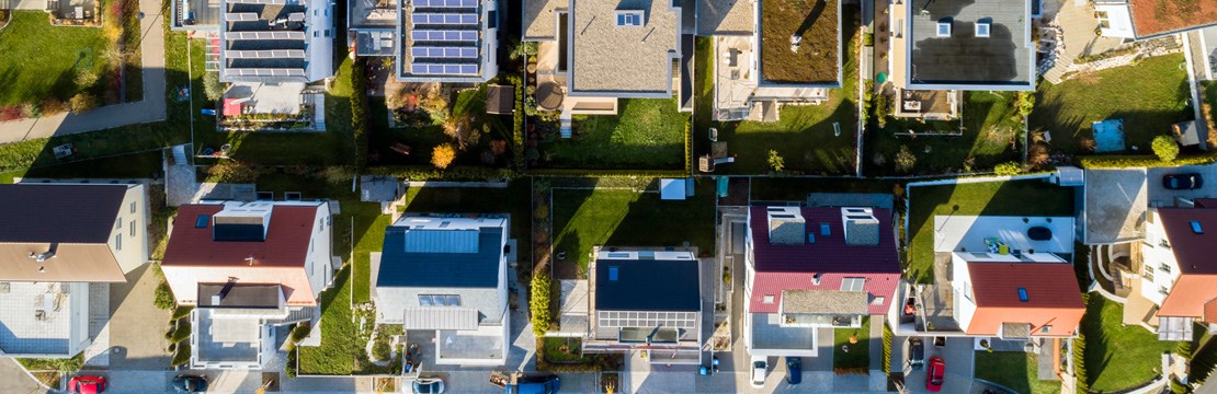 Flygplansbild över hustak i villakvarter.