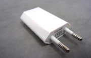 Vit USB-laddare snett framifrån