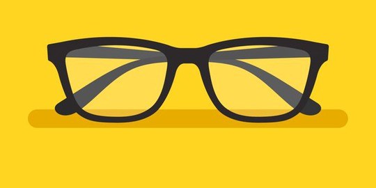 Glasögon mot gul bakgrund.