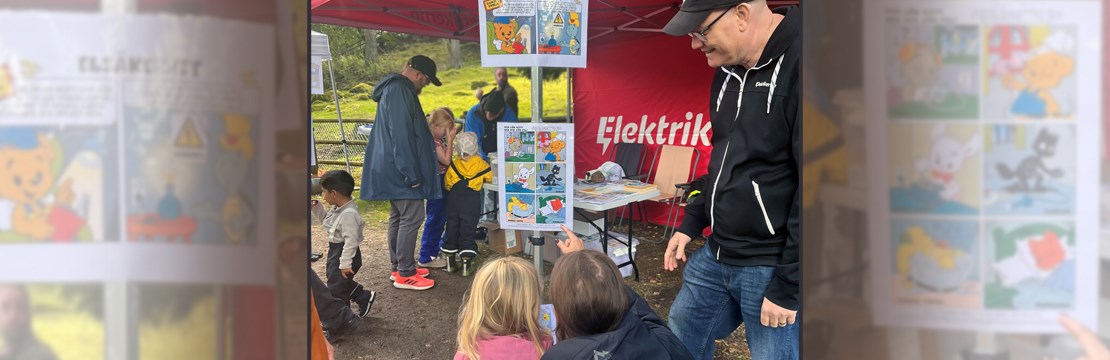 Daniel Lundblad från Elektrikerna visar upp Elsäkerhetsverkets material - Bamses skola om elsäkerhet.