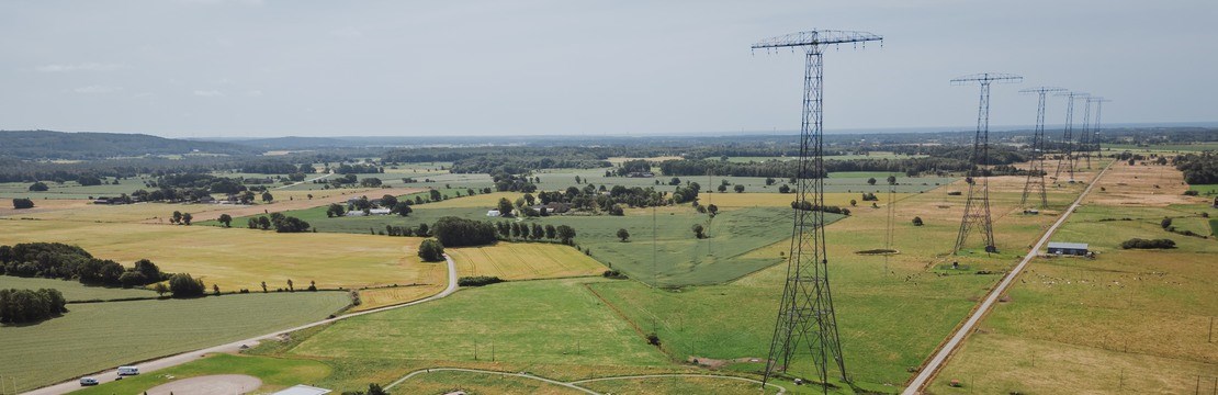 Flygfoto över de fem tornen vid Grimeton Radiostation