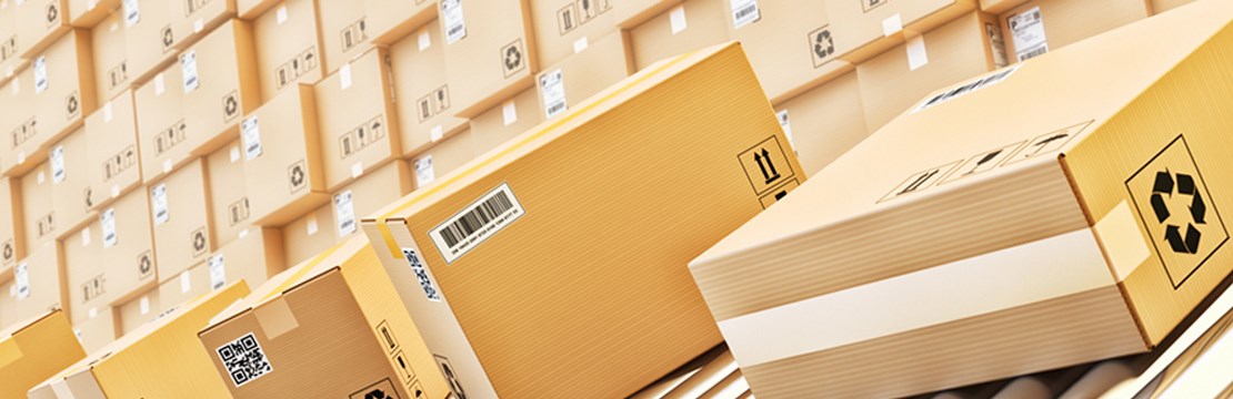 Postpaket på rullband.