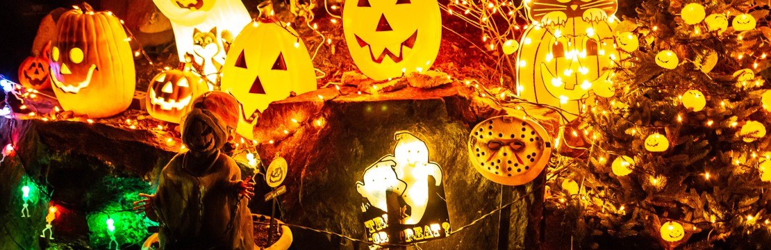 Lysande spöken och pumpor utomhus.