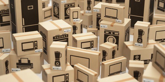 Många paket på postcentral innehållande elprodukter.
