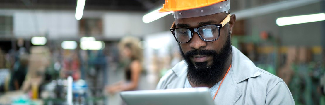 Man i industrimiljö med kontroll.