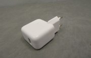 Vit USB-laddare mot grå bakgrund