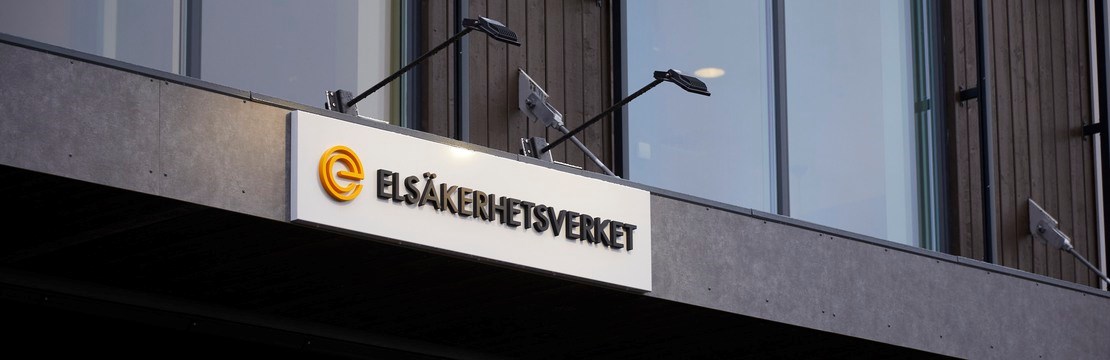 Fasadskylt Elsäkerhetsverkets huvudkontor i Kristinehamn.