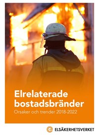 Omslagsbild till Elrelaterade bostadsbränder, med en brandman framför ett brinnande hus.