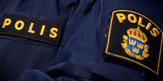 Svensk polisuniform i närbild. 