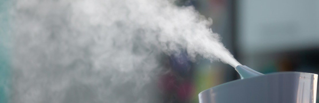 Luftfuktare sprider ånga.