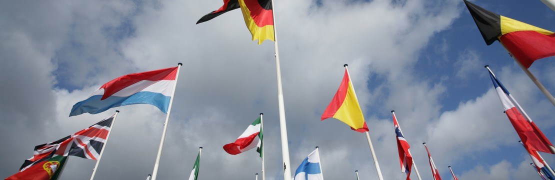 EU-flaggor med himmel som bakgrund.