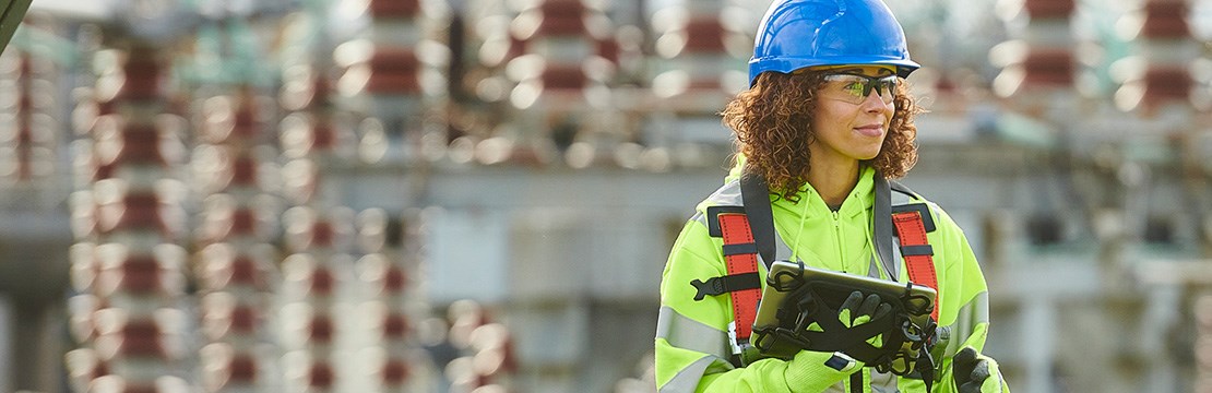 Kvinna på tillsyn i ställverk