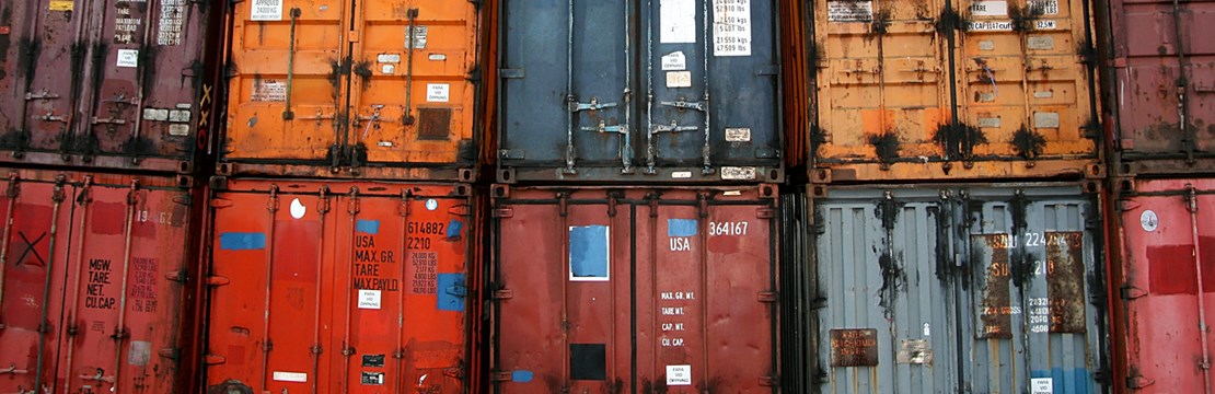Containrar staplade på varandra.