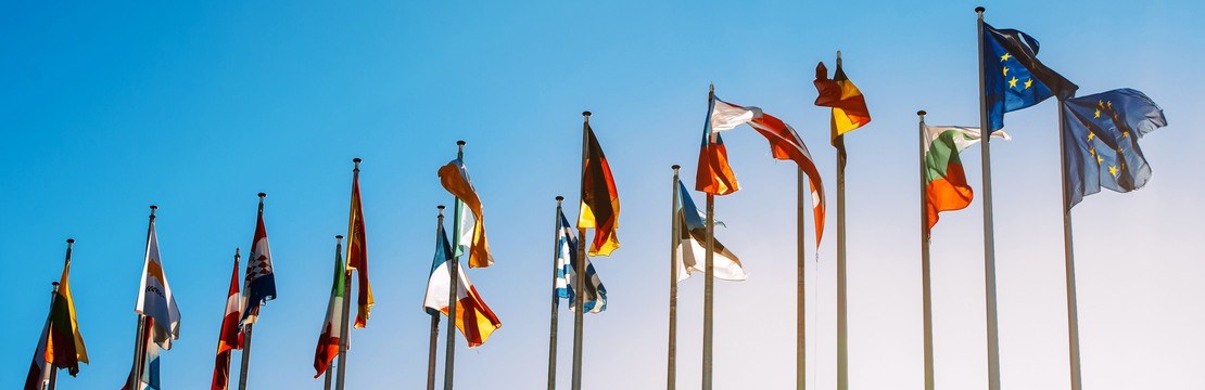 EU-flaggor hissade på rad.