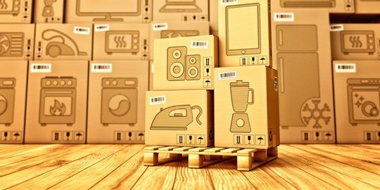 Elprodukter i bruna kartonger på ett lager.