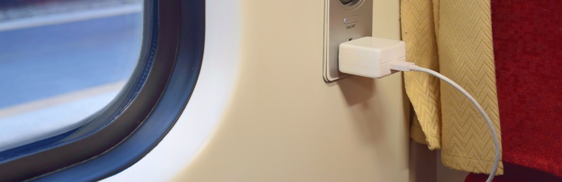 Telefonladdare i uttag på tåg.
