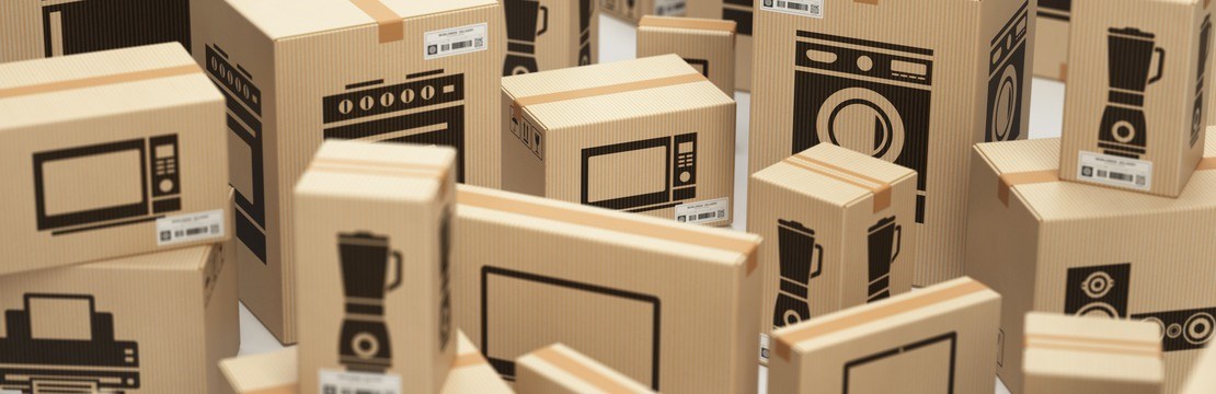 Många paket på postcentral innehållande elprodukter.