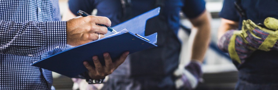 Närbild på kontrollblock och byggarbetare bredvid.