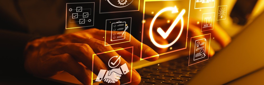 Händer vid ett tangentbord med illustrerade ikoner ovanför.