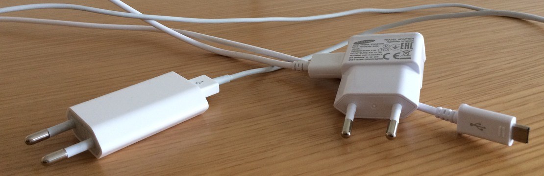 Två USB-laddare på ett bord.