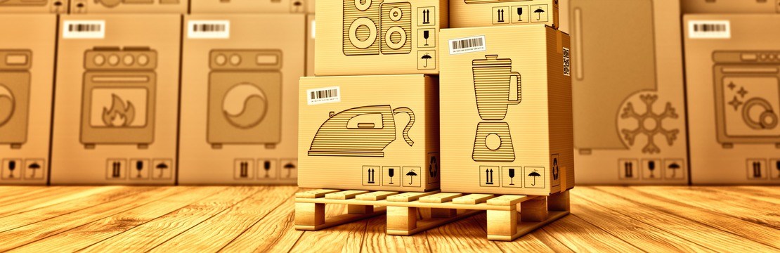 Elprodukter i bruna kartonger på ett lager.