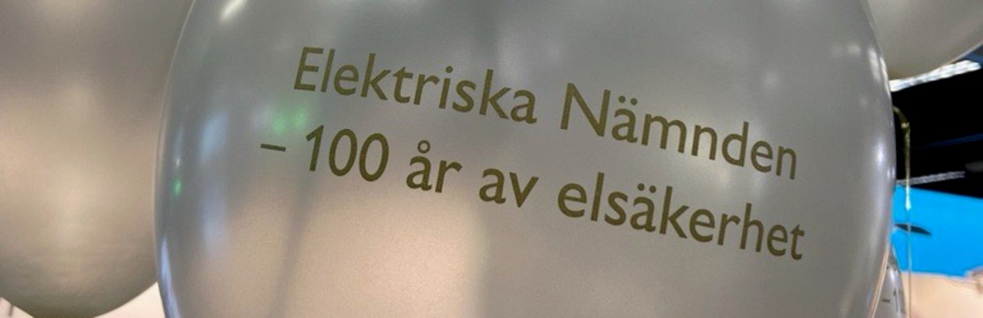 Silverfärgade ballonger med text Elektriska Nämnden - 100 år av elsäkerhet