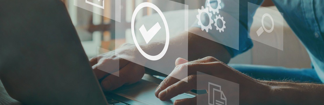 Datorskärm med symboler omkring som mappar och kugghjul. Standard quality control certification assurance concept, checkbox icon of guarantee Standard quality control certification assurance concept, checkbox icon of guarantee Standard quality control certification assurance concept, checkbox icon of guarantee