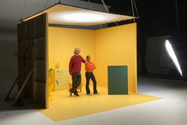 En kille och en tjej i en studio med starka färger.