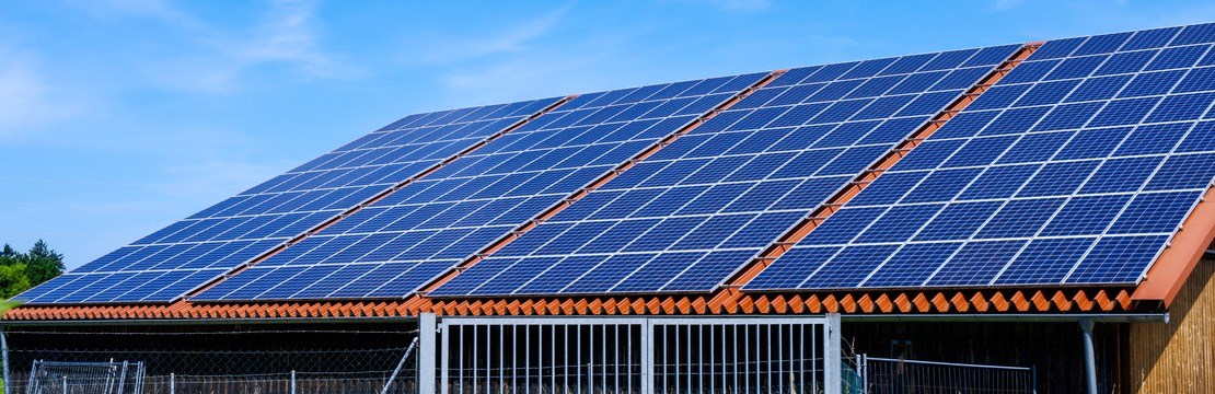 Solpaneler på en lantbruksbyggnad.