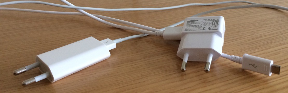 Två USB-laddare på ett bord.