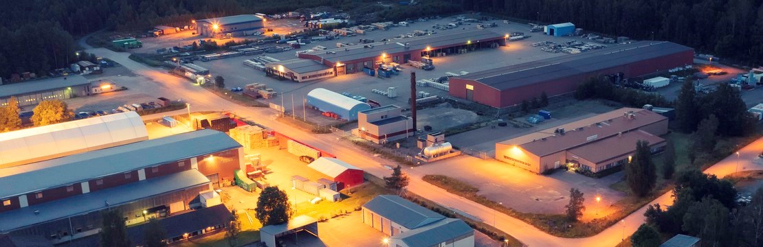 Upplyst industriområde på natten.
