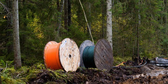 Två kabeltrummor vid ett dike.