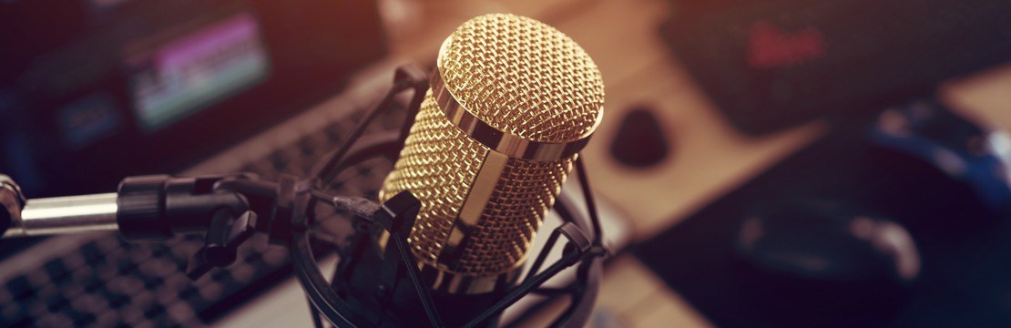 Radiostudio med en mikrofon i närbild.