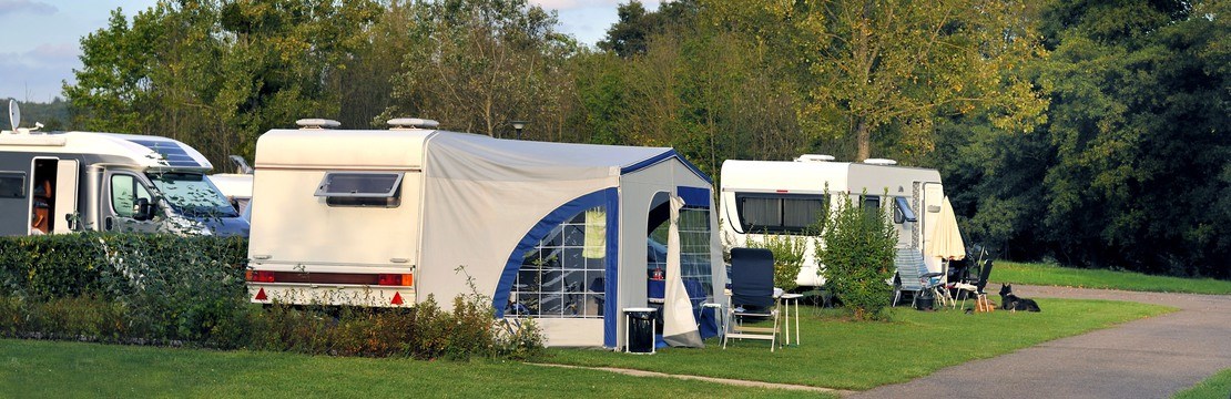 Husvagnar uppställda på en camping.