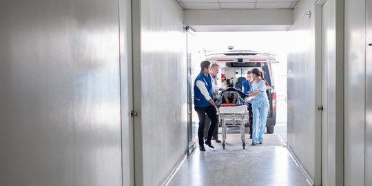 Vad gör sjukvården vid en elolycka?
