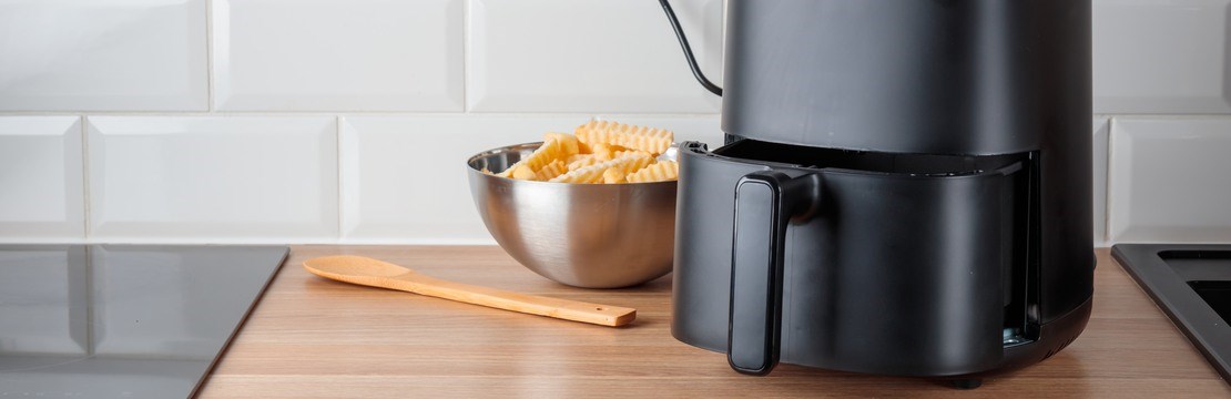 En airfryer på en köksbänk.