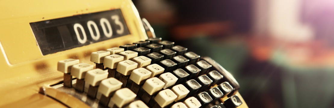 En gul äldre kassaapparat.