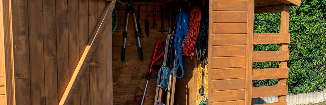 Ett redskapsskjul i en trädgård.