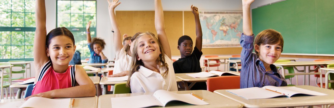 Barn i ett klassrum med ledlysrör i taket.