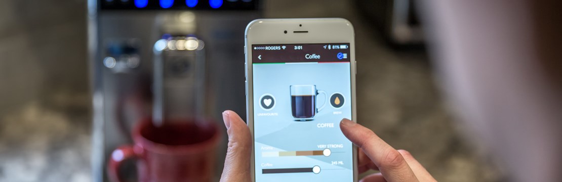 Smart telefon som styr en kaffebryggare.