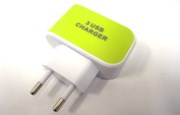 Grön USB-laddare snett uppifrån