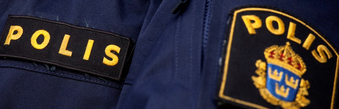 Svensk polisuniform i närbild. 